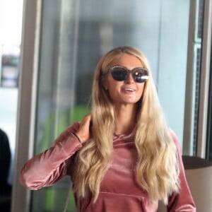 Paris Hilton arrive à l'aéroport de Paris-Charles-de-Gaulle à Roissy le 26 juin 2018.