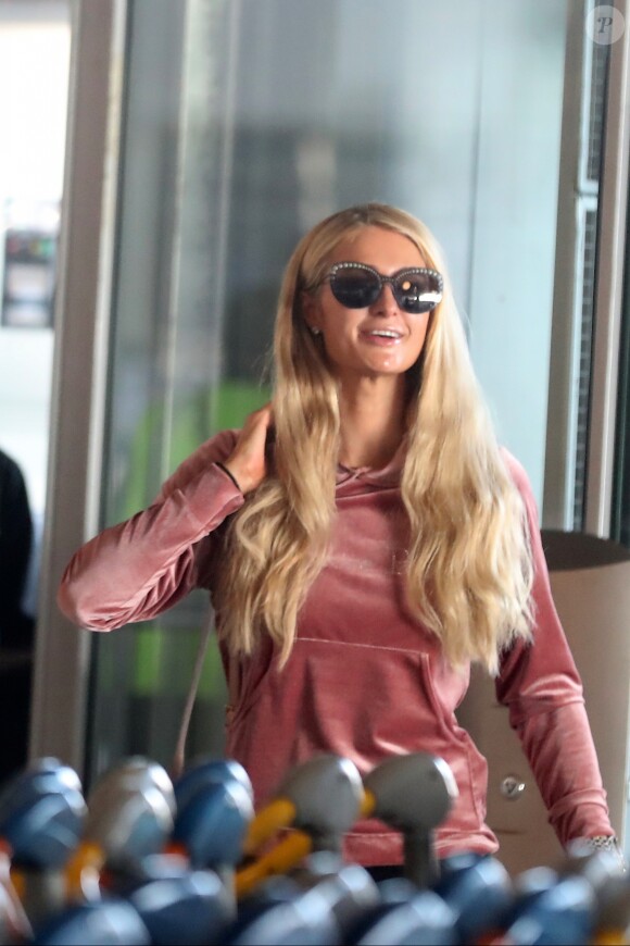 Paris Hilton arrive à l'aéroport de Paris-Charles-de-Gaulle à Roissy le 26 juin 2018.