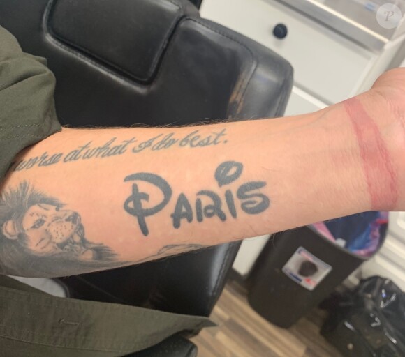 Exclusif - Chris Zylka recouvre complètement le tatouage de son avant bras gauche portant le nom de son ex compagne Paris Hilton. Le 13 août 2019.