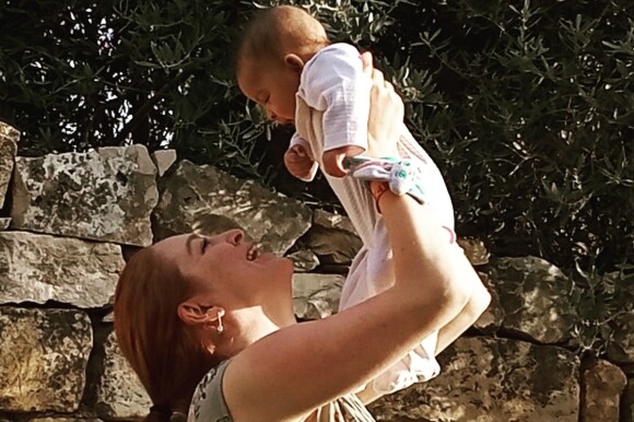L'actrice Josephine Gillan a lancé une levée de fonds pour sa fille Gloria, "enlevée" par les services sociaux israéliens. Le 7 août 2019.