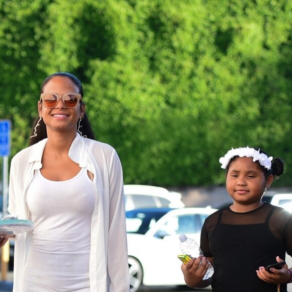 Exclusif - Christina Milian enceinte et sa fille Violet Madison Nash se balade dans les rues de Los Angeles. Christina attend un enfant avec son compagnon M. Pokora. Le 31 juillet 2019