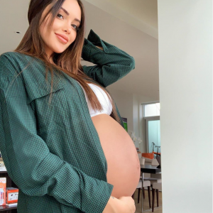 Enceinte de 30 semaines, Nabilla dévoile son baby bump le 17 août 2019.