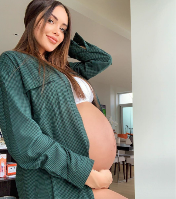Enceinte de 30 semaines, Nabilla dévoile son baby bump le 17 août 2019.