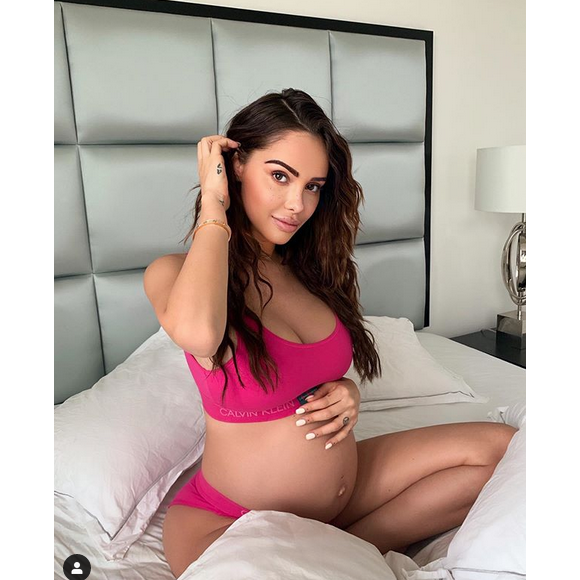 Nabilla Benattia enceinte, pose en sous-vêtements roses. Août 2019.