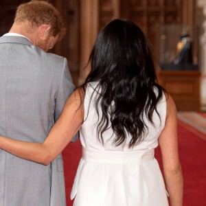 Le prince Harry et Meghan Markle, duc et duchesse de Sussex, présentent leur fils Archie Harrison Mountbatten-Windsor dans le hall St George au château de Windsor le 8 mai 2019.