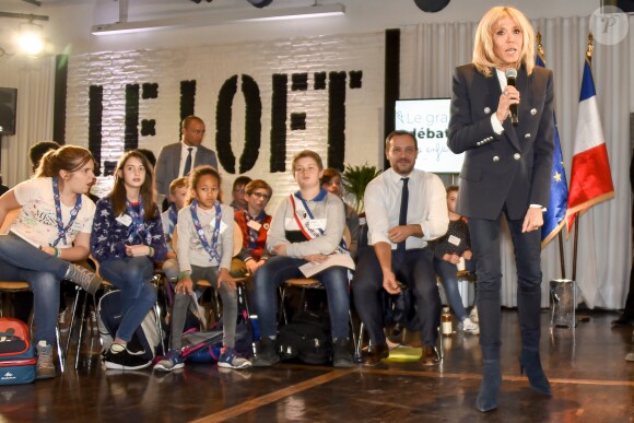 La première dame Brigitte Macron, accompagnée du secrétaire d'État auprès de la ministre des Solidarités et de la Santé, Adrien Taquet lors au "Grand débat national pour les enfants", à la Cité des sciences et de l'industrie à Paris, France, le 20 mars 2019.