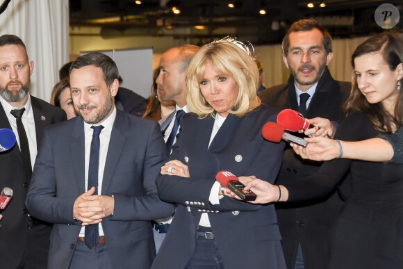 La première dame Brigitte Macron, avec son directeur de cabinet Pierre-Olivier Costa et le secrétaire d'État auprès de la ministre des Solidarités et de la Santé, Adrien Taquet lors au "Grand débat national pour les enfants", à la Cité des sciences et de l'industrie à Paris, France, le 20 mars 2019.