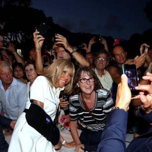 La première dame Brigitte Macron (avec une attelle au bras droit), prend un bain de foule à l'issue des commémorations du 75ème anniversaire de la libération de la ville de Bormes-les-Mimosas, lors du débarquement de Provence. Bormes-les-Mimosas, le 17 août 2019. © Dominique Jacovides/Bestimage