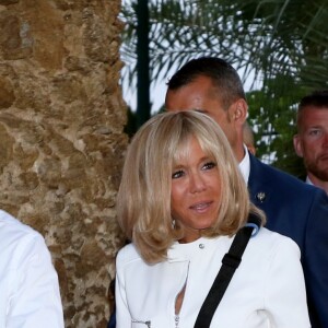 Emmanuel Macron, président de la République Française, et la première dame Brigitte Macron (avec une attelle au bras droit) arrivent à la mairie de Bormes-les-Mimosas où ils sont accueillis par François Arizzi (maire de Bormes-les-Mimosas) lors de la cérémonie de commémoration du 75ème anniversaire de la libération de la ville de Bormes-les-Mimosas, le 17 août 2019. © Dominique Jacovides/Bestimage