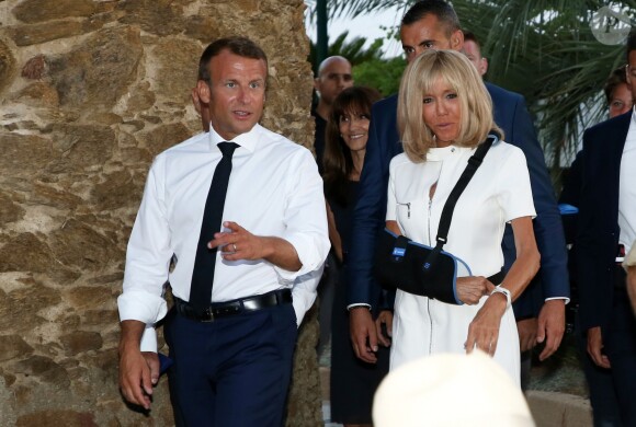Emmanuel Macron, président de la République Française, et la première dame Brigitte Macron (avec une attelle au bras droit) arrivent à la mairie de Bormes-les-Mimosas où ils sont accueillis par François Arizzi (maire de Bormes-les-Mimosas) lors de la cérémonie de commémoration du 75ème anniversaire de la libération de la ville de Bormes-les-Mimosas, le 17 août 2019. © Dominique Jacovides/Bestimage