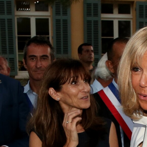 Emmanuel Macron, président de la République Française, et la première dame Brigitte Macron (avec une attelle au bras droit) arrivent à la mairie de Bormes-les-Mimosas où ils sont accueillis par François Arizzi (maire de Bormes-les-Mimosas) lors de la cérémonie de commémoration du 75ème anniversaire de la libération de la ville de Bormes-les-Mimosas, le 17 août 2019. © Dominique Jacovides/Bestimage