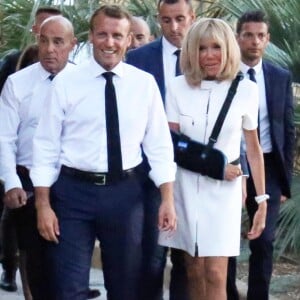 Emmanuel Macron, président de la République Française, et la première dame Brigitte Macron (avec une attelle au bras droit) arrivent à la mairie de Bormes-les-Mimosas où ils sont accueillis par François Arizzi (maire de Bormes-les-Mimosas) lors de la cérémonie de commémoration du 75ème anniversaire de la libération de la ville de Bormes-les-Mimosas, le 17 août 2019. © Luc Boutria/Nice-Matin/Bestimage