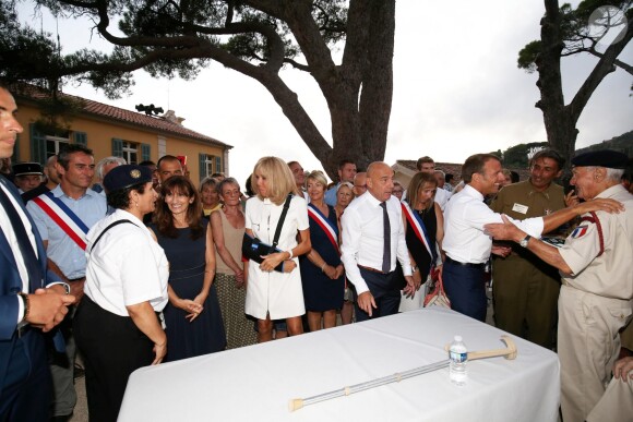 Emmanuel Macron, président de la République Française, et la première dame Brigitte Macron (avec une attelle au bras droit) arrivent à la mairie de Bormes-les-Mimosas où ils sont accueillis par François Arizzi (maire de Bormes-les-Mimosas) lors de la cérémonie de commémoration du 75ème anniversaire de la libération de la ville de Bormes-les-Mimosas, le 17 août 2019. © Luc Boutria/Nice-Matin/Bestimage