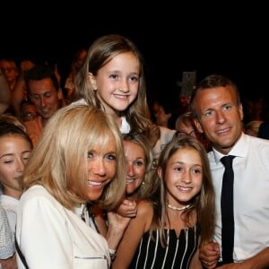 Emmanuel Macron, président de la République Française, et la Première dame Brigitte Macron (avec une attelle au bras droit), prennent un bain de foule à l'issue des commémorations du 75ème anniversaire de la libération de la ville de Bormes-les-Mimosas, lors du débarquement de Provence. Bormes-les-Mimosas, le 17 août 2019. © Dominique Jacovides/Bestimage