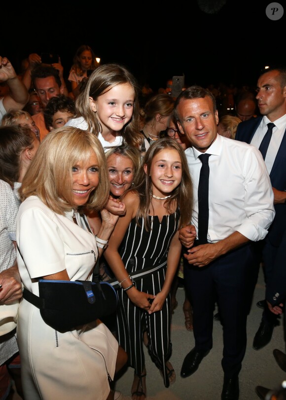 Emmanuel Macron, président de la République Française, et la première dame Brigitte Macron (avec une attelle au bras droit), prennent un bain de foule à l'issue des commémorations du 75ème anniversaire de la libération de la ville de Bormes-les-Mimosas, lors du débarquement de Provence. Bormes-les-Mimosas, le 17 août 2019. © Dominique Jacovides/Bestimage
