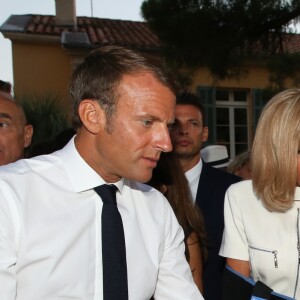 Emmanuel Macron, président de la République Française, et la première dame Brigitte Macron (avec une attelle au bras droit) arrivent à la mairie de Bormes-les-Mimosas où ils sont accueillis par François Arizzi (maire de Bormes-les-Mimosas) lors de la cérémonie de commémoration du 75ème anniversaire de la libération de la ville de Bormes-les-Mimosas, le 17 août 2019. © Dominique Jacovides/Bestimage