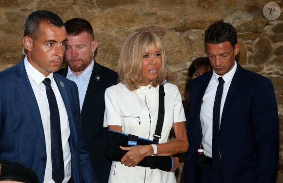 Emmanuel Macron, président de la République Française, et la première dame Brigitte Macron (avec une attelle au bras droit) arrivent à la mairie de Bormes-les-Mimosas où ils sont accueillis par François Arizzi (maire de Bormes-les-Mimosas) lors de la cérémonie de commémoration du 75ème anniversaire de la libération de la ville de Bormes-les-Mimosas, le 17 août 2019. © Dominique Jacovides/Bestimage