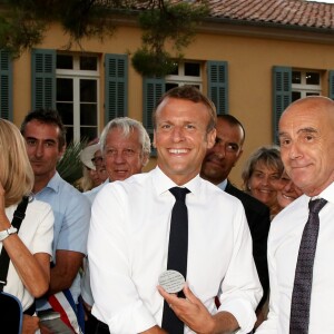 Emmanuel Macron, président de la République Française, et la première dame Brigitte Macron (avec une attelle au bras droit) arrivent à la mairie de Bormes-les-Mimosas où ils sont accueillis par François Arizzi (maire de Bormes-les-Mimosas) lors de la cérémonie de commémoration du 75ème anniversaire de la libération de la ville de Bormes-les-Mimosas, le 17 août 2019. © Dominique Jacovides/Bestimage