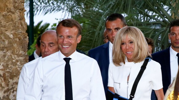 Brigitte et Emmanuel Macron tendrement enlacés, une belle photo inédite