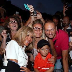 La première dame Brigitte Macron (avec une attelle au bras droit), prend un bain de foule à l'issue des commémorations du 75ème anniversaire de la libération de la ville de Bormes-les-Mimosas, lors du débarquement de Provence. Bormes-les-Mimosas, le 17 août 2019. © Dominique Jacovides/Bestimage