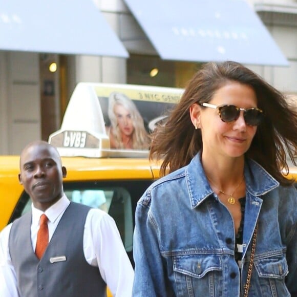 Katie Holmes arrive en taxi à l'hôtel Four Seasons à New York, le 18 août 2019.