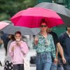 Katie Holmes et sa fille Suri marchent à New York sous un parapluie rose le 21 juin 2019.
