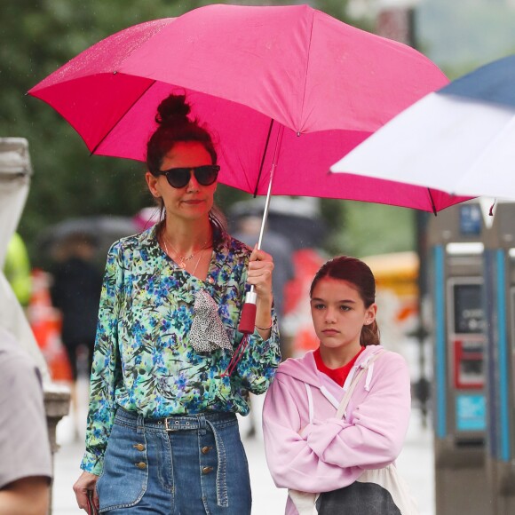 Katie Holmes et sa fille Suri marchent à New York sous un parapluie rose le 21 juin 2019.