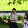Exclusif - Katie Holmes et sa fille Suri Cruise se baladent dans un parc à New York, le 17 mai 2019.
