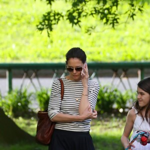 Exclusif - Katie Holmes et sa fille Suri Cruise se baladent dans un parc à New York, le 17 mai 2019.
