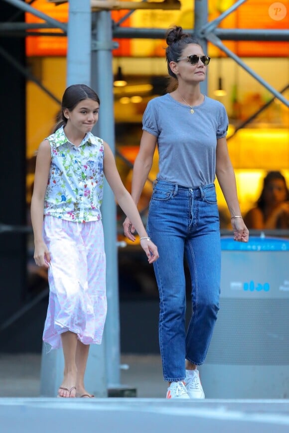 Katie Holmes et sa fille Suri Cruise se baladent dans les rues de New York, le 19 août 2019.