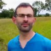 Julien, ex-agriculteur de "L'amour est dans le pré" saison 3 en 2008, présente sa femme Floriane et leurs enfants Axel (7 ans et demi) et Lina (5 ans et demi) le 19 août sur M6.