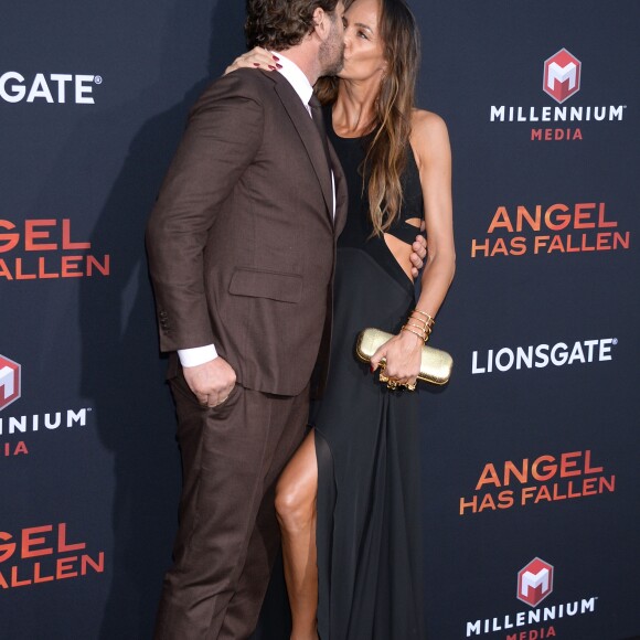 Gerard Butler et sa compagne Morgan Brown à l'avant-première du film "Angel Has Fallen" ("La Chute du Président") au Regency Village Theater à Hollywood, Los Angeles, le 20 août 2019.