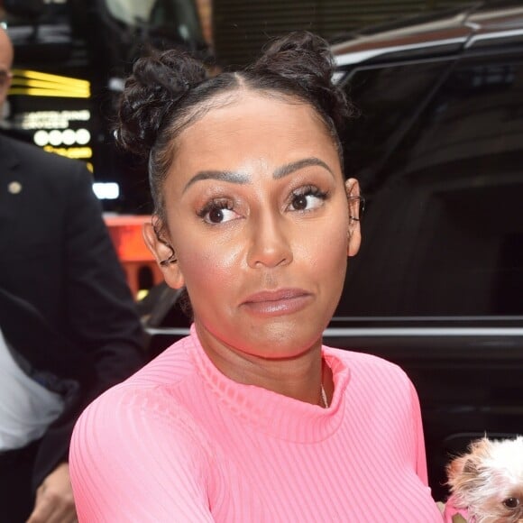 Mel B (Melanie Brown) arrive avec son petit chien dans les bras aux studios de "BBC Radio 2" à Londres, le 18 juillet 2019.