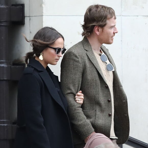 Alicia Vikander et son mari Michael Fassbender sortent du restaurant Girafe, place du Trocadéro à Paris le 3 mars 2019.