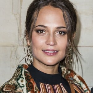 Alicia Vikander lors du photocall Greeting lors du défilé Louis Vuitton PAP femme printemps / été 2019 au Louvre à Paris le 2 octobre 2018. © Olivier Borde / Bestimage