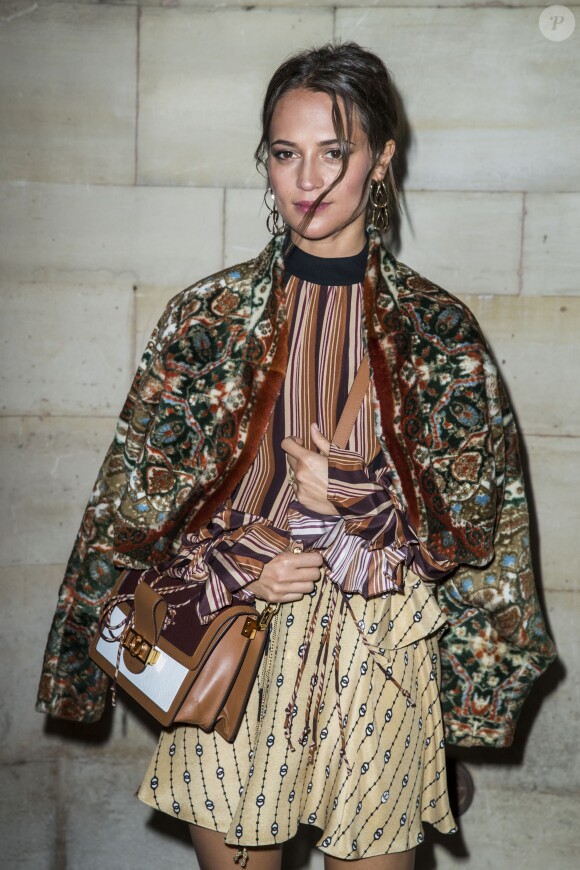 Alicia Vikander lors du photocall Greeting lors du défilé Louis Vuitton PAP femme printemps / été 2019 au Louvre à Paris le 2 octobre 2018. © Olivier Borde / Bestimage