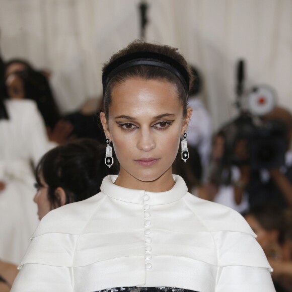 Alicia Vikander Met Gala (Met Ball, Costume Institute Benefit) 2018 célébrant l'ouverture de l'exposition Heavenly Bodies: Fashion and the Catholic Imagination, au Metropolitan Museum of Art à New York, le 7 mai 2018. © Charles Guerin / Bestimage