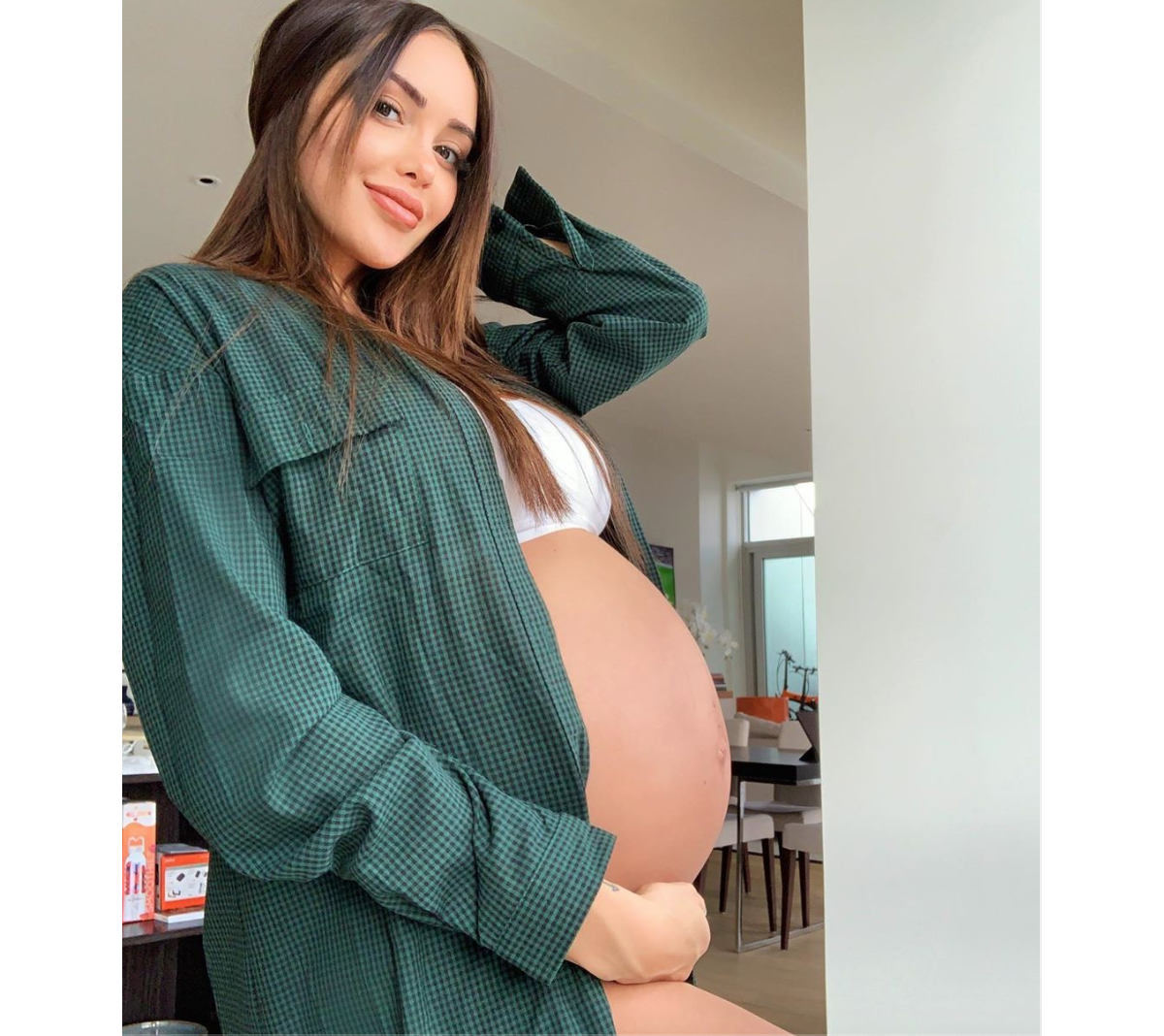 Photo : Enceinte de 30 semaines, Nabilla dévoile son baby bump le 17 août  2019. - Purepeople