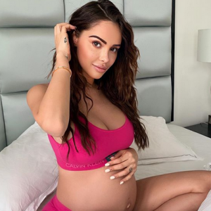 Nabilla Benattia enceinte, pose en sous-vêtements roses. Août 2019.