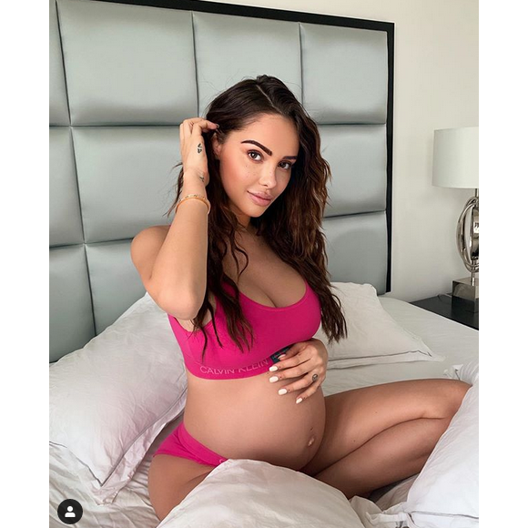 Nabilla Benattia enceinte, pose en sous-vêtements roses. Août 2019.