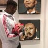 Paul Pogba répond aux insultes racistes en posant avec son fils dans les bras et devant les portraits de son défunt père et Martin Luther King, le 25 août 2019.