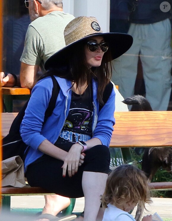 Megan Fox enceinte et son mari Brian Austin Green avec leurs enfants Noah et Bodhi dans un parc à Malibu, le 29 mai 2016.