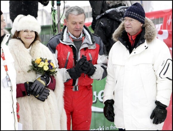 La reine Silvia et le roi Carl XVI Gustaf de Suède avec leur ami Egon Zimmermann, en février 2007 lors des championnats du monde de ski alpin en Suède.