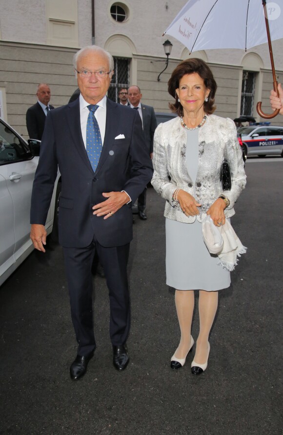 Le roi Carl XVI Gustaf de Suède et la reine Silvia de Suède arrivent au concert du Philharmonique de Vienne "Messa da Requiem" lors du Festival de Salzbourg 2019 au Grand palais des festivals à Salzbourg, en Autriche, le 13 août 2019.