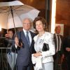 Le roi Carl XVI Gustaf de Suède et la reine Silvia de Suède arrivent au concert du Philharmonique de Vienne "Messa da Requiem" lors du Festival de Salzbourg 2019 au Grand palais des festivals à Salzbourg, en Autriche, le 13 août 2019.