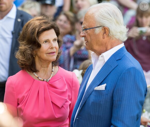 La reine Silvia de Suède et le roi Carl XVI Gustaf de Suède lors du 42e anniversaire de la princesse Victoria de Suède à la Villa Solliden sur l'île d'Öland le 14 juillet 2019.