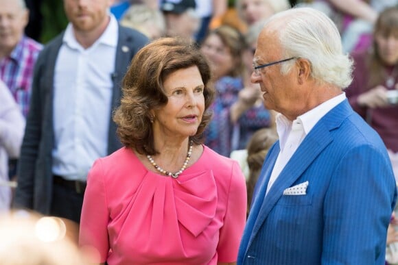La reine Silvia de Suède et le roi Carl XVI Gustaf de Suède lors du 42e anniversaire de la princesse Victoria de Suède à la Villa Solliden sur l'île d'Öland le 14 juillet 2019.