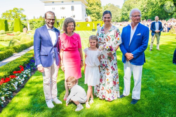 Le prince Daniel de Suède, la reine Silvia de Suède, la princesse Victoria de Suède, la princesse Estelle de Suède, le prince Oscar de Suède et le roi Carl XVI Gustaf de Suède lors du 42e anniversaire de la princesse Victoria de Suède à la Villa Solliden sur l'île d'Öland le 14 juillet 2019.