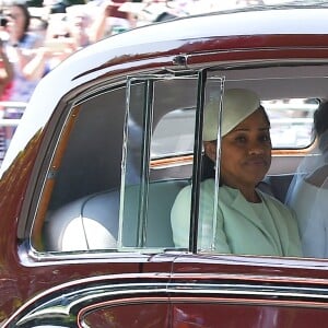 Meghan Markle, duchesse de Sussex arrive à la chapelle St. George au château de Windsor à bord d'une Rolls Royce avec sa mère Doria Ragland à ses côtés - Mariage du prince Harry et de Meghan Markle au château de Windsor le 19 mai 2018