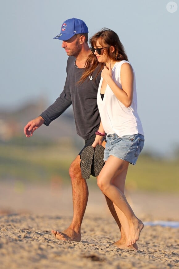 Exclusif - Gwyneth Paltrow, son mari Brad Falchuk, son ex-mari Chris Martin et sa compagne Dakota Johnson profitent d'une après-midi à la plage dans les Hamptons, le 7 août 2019.